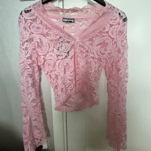 Spets topp - Säljer denna snygga helt nya spets topp från chacha eftersom den tyvärr inte har kommit till användning:)