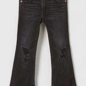 Säljer ett par svarta zara jeans då de är för korta på mig💗 helt nya med lappen kvar, aldrig andvända! storlek 13-14 år 💗