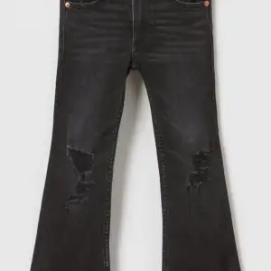 Säljer ett par svarta zara jeans då de är för korta på mig💗 helt nya med lappen kvar, aldrig andvända! storlek 13-14 år 💗