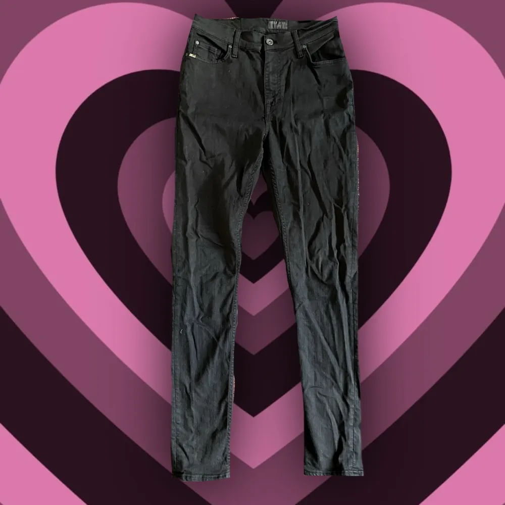 Smala kelly skinny jeans från tiger of sweden. De är Medium men tighta. En del användna men fortfarande fina! Väldigt dyra men säljer billigt! De är svartare än på bilden, helt svarta. Perfekt för emo/ punk looks✨. Jeans & Byxor.