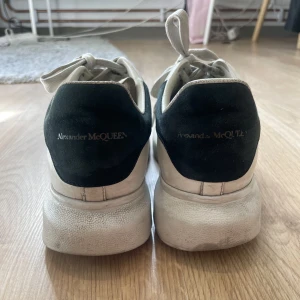 Alexander Mcqueen skor - Alexander mqueen skor! Väldigt använda och slitna därav priset! Box kommer med!❤️‍🔥 går garanterat att få dom renare