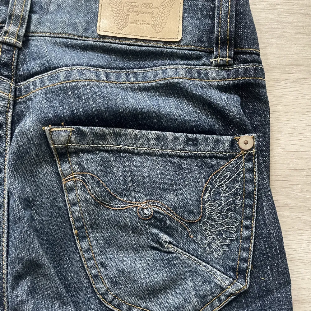 Säljer dessa lågmidjade jeans eftersom de är för små på mig. De är strl 36 men skulle säga att de är som strl 34/36. De kommer ursprungligen från lindex men är köpta second hand. Bra skick. De passar bra på mig i längden som är 170 cm. 💞 . Jeans & Byxor.