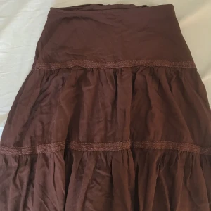 Brun maxikjol  - En brun maxikjol med spets, jättefint skick. Säljer den då den börjar bli lite för liten för mig och använd inte mycket längre. Ordinarie pris=399