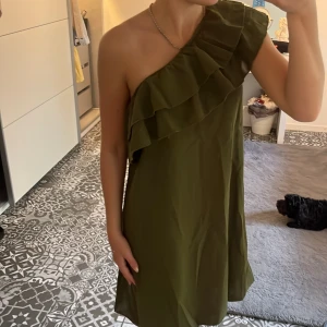 grön klänning  - super söt och aldrig använd!! pris kan diskuteras vid snabb affär ☺️