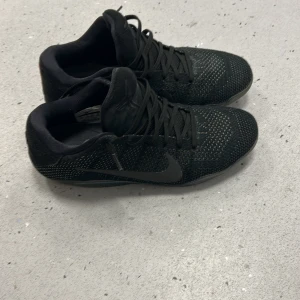 Kobe 11 black space low - Ett par Kobe 11s strl 44 köpta från montern i en butik i USA, väldigt sällsynta, nyskick går för cirka 20 tusen, pris kan diskuteras