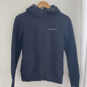 Sail Racing hoodie! - Marinblå Sail Racing hoodie i skick som ny! 