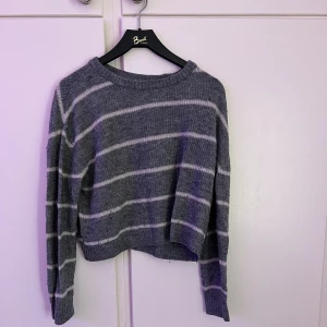 Randig stickad tröja  - Grå stickad tröja med vita ränder🩶Känns inte stickig på huden. Har använts några gånger. 