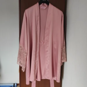 Kimono/morgonrock Hunkemöller - Helt ny oanvänd kimono/morgonrock från Hunkemöller i fin rosa färg. Storlek: M/L. Material: 100% polyester. Nyköpspris: 575 kr.