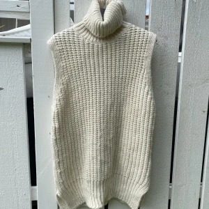 Stickad tröja  - Super fin och gosig stickad oversize tröja, går precis till knäna. Jättefint me ett par höga skor till.