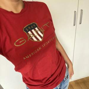 Röd GANT t shirt i perfekt skick. Barnstorlek 146/152 passar som XS