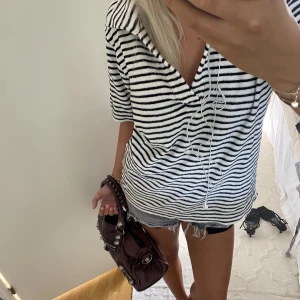 T-shirt arket - En super fin t-shirt i frotté material! Perfekt till stranden eller andra varma sommar dagar dagar:) 