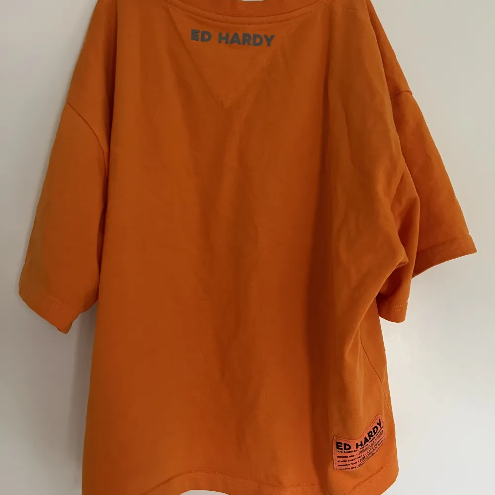 Säljer denna Ed. Hardy t-shirt då den inte är min stil längre, nypris ca 750kr. Inga täcken på användning.. T-shirts.