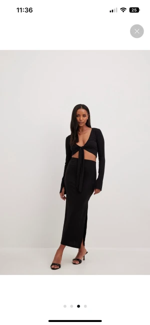 Ribbat set - kjol & topp - Säljer detta superfina ribbade set💜  Helt oanvänt, prislapp kvar.   Topp - strl m, men passars s, något liten i modellen Kjol - strl s  Inköpt för 648kr🥰  Fråga efter fler bilder💜 