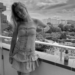 Söt jeansklänning - Säljer denna underbara sommarklänning, perfekt till sommar fester! Bara att skriva för frågor🩷🩷  Köparen står för frakt, 54 kr PostNord spårbar!