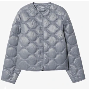 Mango jacka  - Säljer min slutsålda populära mango jacka i den gråa färgen❤️ En så fin jacka som passar perfekt nu till sommaren!! Jackan har bra skick men ens fickan är lös men enkelt att sy🥰 jackan är i storlek L men passar S-M då den är liten till storlek🥰lånad bild