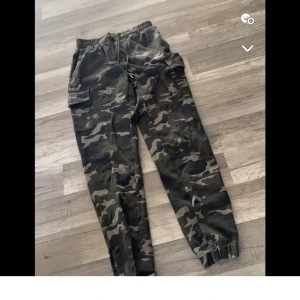 Byxor - Säljer dessa jättefina militär färgade cargo byxor i storlek Xs/S för 50 kronor. Kostade 299 som nya.  