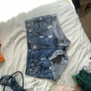 Jeansshorts - Fina lågmidjade jeans shorts, jag har 38 och passar inte så skulle nog säga 34,36