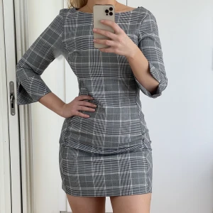 Rutig kostymlik klänning! - Jättesöt rutig klänning med kostymlik passform. 