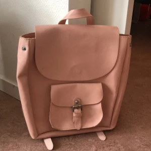 Rosa ryggsäck  - Helt oanvänd ryggsäck från ”Zara  Girls” Lite fläckig men går att göra rent med en vanlig servett etc. Kom med prisförslag! Först till kvarn!