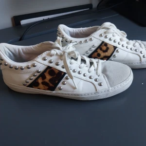 Snygga skor  - Säljet dessa skit snygga skor med nitar typ men säljer pga att de inte passar längre , storlek 38 ❤️‍🔥