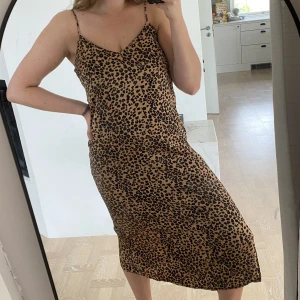 Klänning 🐆 & other stories - Midiklänning i leopardmönster från & other stories. Satin material. Justerbara axelband. Storlek 40, passar mig som har storlek 38. Jag är 172cm.