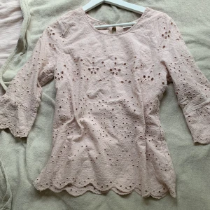 Broderad blus/topp - Säljer denna fina blus. Den var för tight på mig som vanligtvis har storlek m och är 176 cm lång.💗💗