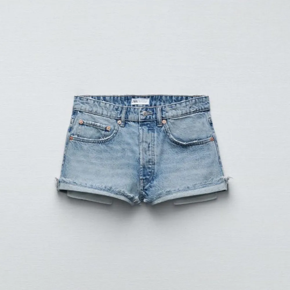 Superfina jeansshorts från zara, men synliga fickor. Midrise 💗. Shorts.