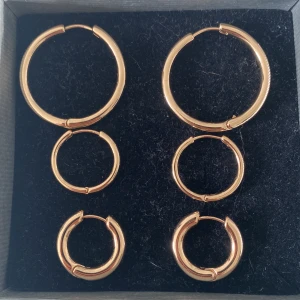 Örhänge ginatricot - Guldiga örhängen från ginatricot, alla säljs ihop