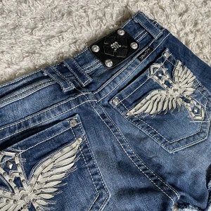 Lågmidjade Miss me shorts - Säljer dessa jeansshortsen från Miss Me då de är för stora för mig. ❤️ Midjemåttet är 38cm. Spetsen har jag själv sytt dit så den går att sprätta bort lätt, spetsen har även lossnat smått på insidan. (PM för bild) Köpare står för frakt! 🫶