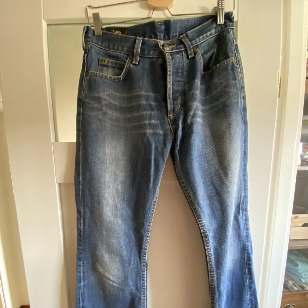 Säljer mina raka och långa Lee-jeans. De är lågmidjade och något utsvängda vid fötterna. Frakt tillkommer men kan även mötas upp❤️. Jeans & Byxor.