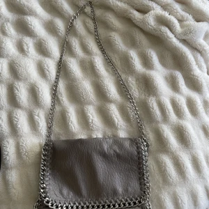 Grå tiamo väska - Grå tiamo väska köpt på scorett nypris 500kr