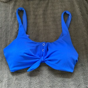 Blå bad topp - Bra skick, nästan aldrig buren och lappen med storlek är borta men tror det är m eller l.