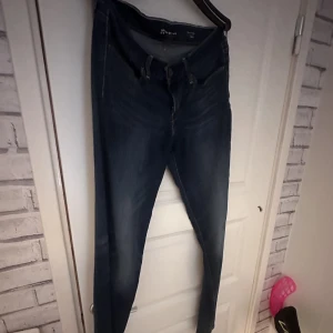 Levis jeans  - 27 slight curve, modern rise, skinny Knappt använda levisbyxor då de är för korta för mig, väldigt bra skick! 🫶