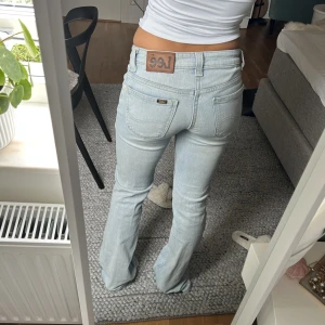 Lågmidjade jeans  - Midjemått: 72 cm Innerbenslängd: 85 cm  Mycket bra skick 