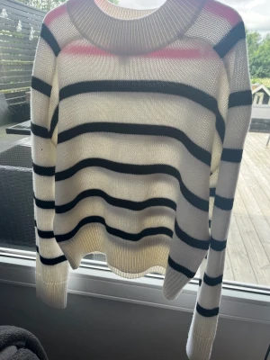 Stickad tröja  - Söt randig stickad tröja som aldrig kommit till användning !💗