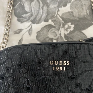 Guess väska - Fint skick, kommer ej t användning 