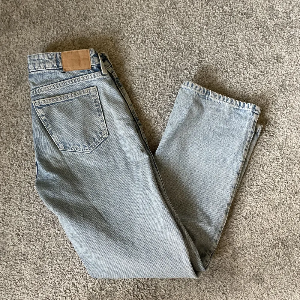 Arrow jeans från weekday i färgen summerblue. Köpte dessa för mindre än ett år sen men har inte kommit till användning sen dess. Jättefint skick!💗Köpte för 590. . Jeans & Byxor.