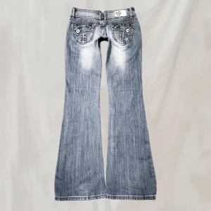 Lågmidjade jeans - Midja:76 innerbenslängd: 82 Lågmidjade jeans med detaljerade bakfickor. Storlek 8,motsvarar ungefär S. Saknas stenar enligt bild(zooma in). Svagt streck(sista bild) men skulle inte säga att man tänker på de. Eventuellt smått nötta men överlag fint skick!🤍