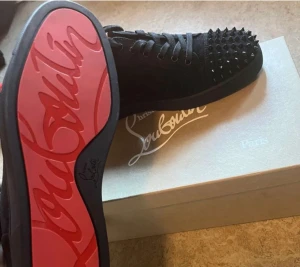 CHRISTIAN LOUBOUTIN SKOR - Säljer nu dessa feta loubs i nyskick! Rengjorda sulor samt inga defekter. Allt medföljer förutom kvitto som jag tyvärr inte hittar men kontoutdrag finns. Pris kan diskuteras