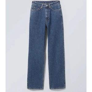 Blåa Weekdayjeans Rowe - Modellen Rowe från Weekday. Jeansblåa likt bild 1 från weekdays hemsida. Använda ett fåtal gånger men är för små för mig i midjan.  Nypris är 590kr 