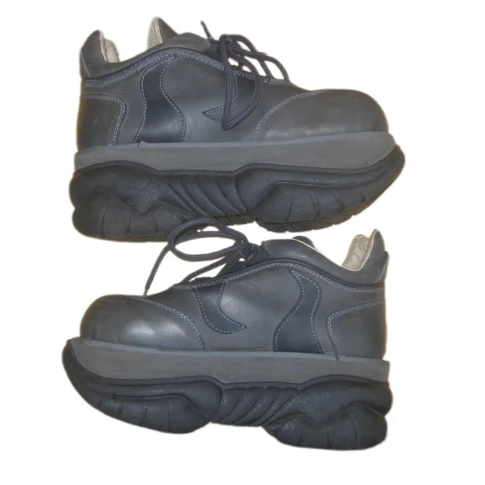 Sällsynta 90-tals vintage rave plattform skor från märket SWEAR LONDON   Produceras inte längre  I bra skick, ser knappt använda ut Mindre repor och slitage på insidan (se bilder)   . Skor.