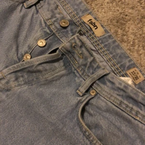 Baggy jeans - Snygga baggy jeans med en ljus tvätt  Skriv vid funderingar 