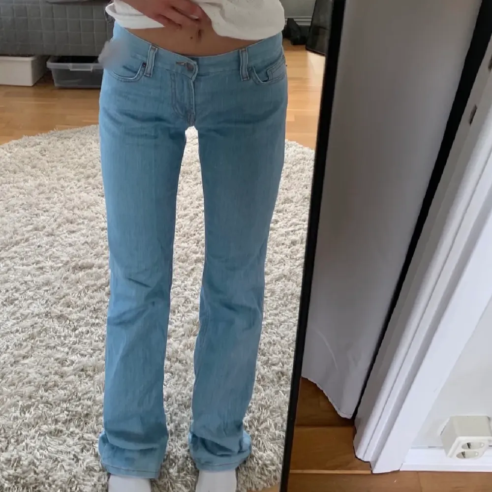 Superfina lågmidjade vintage jeans utan defekter❤️. Klicka ej på köp nu!. (Lånad bild). Jeans & Byxor.