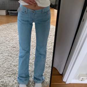 Superfina lågmidjade vintage jeans utan defekter❤️. Klicka ej på köp nu!. (Lånad bild)