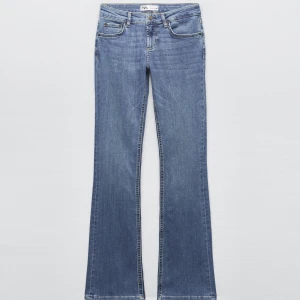 Low waist bootcut jeans  - Low waist bootcut jeans från zara💙🦋 aldrig använda, prislapp sitter kvar!