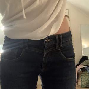 så fina vintage lågmidjade jeans! Midjemått: 37,5cm,  innerbenslängd:77cm Använd köp nu!