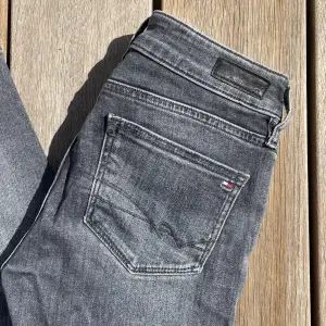 Ett par gråsvarta tighta jeans från Tommy Hilfiger