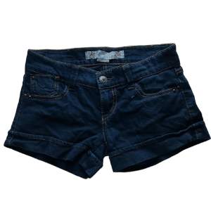 Snygga shorts från ”basic denim” vet inte riktigt vart dom kommer ifrån! Dom är i bra skick!