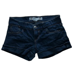 Shorts - Snygga shorts från ”basic denim” vet inte riktigt vart dom kommer ifrån! Dom är i bra skick!