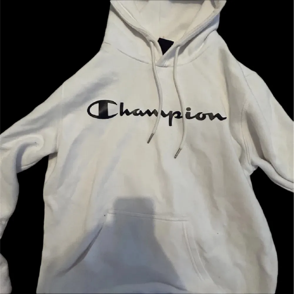 Jättefin vit champion hoodie i strl S! Använder aldrig så säker pga det!. Hoodies.